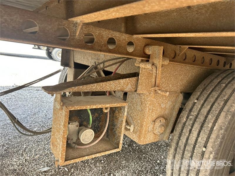 Manac 53 ft x 102 in Tri/A Van Trailer Прицепы-фургоны