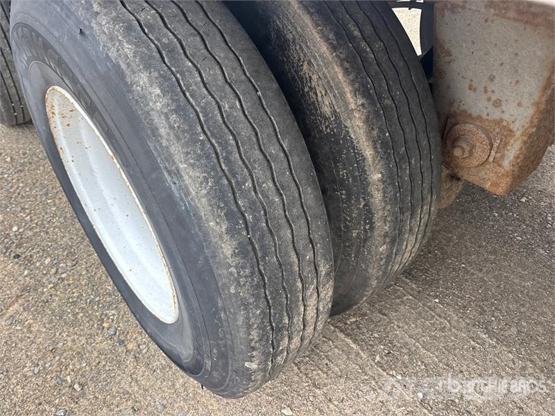 Manac 53 ft x 102 in Tri/A Van Trailer Прицепы-фургоны