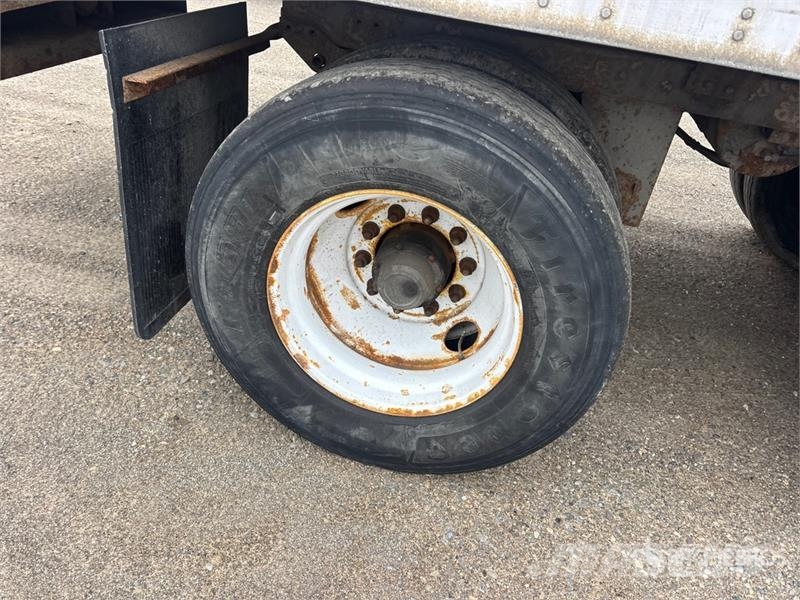 Manac 53 ft x 102 in Tri/A Van Trailer Прицепы-фургоны