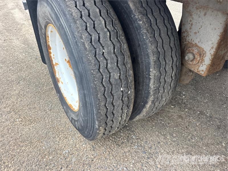 Manac 53 ft x 102 in Tri/A Van Trailer Прицепы-фургоны