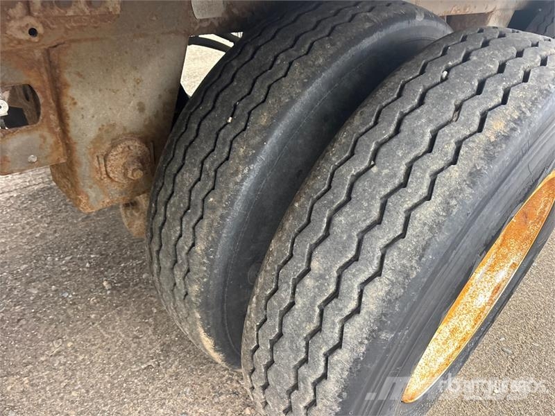 Manac 53 ft x 102 in Tri/A Van Trailer Прицепы-фургоны