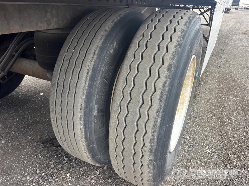Manac 53 ft x 102 in Tri/A Van Trailer Skappåbygg