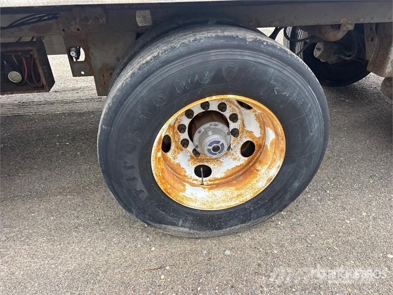 Manac 53 ft x 102 in Tri/A Van Trailer Прицепы-фургоны