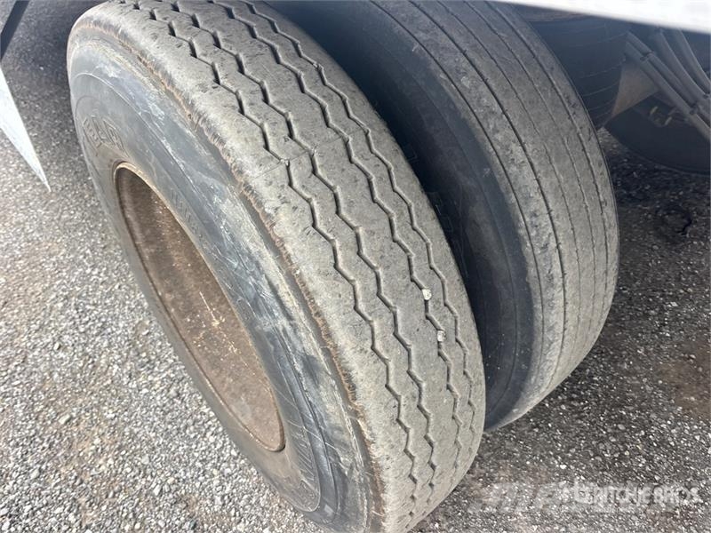 Manac 53 ft x 102 in Tri/A Van Trailer Skappåbygg