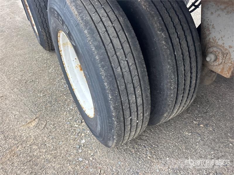 Manac 53 ft x 102 in Tri/A Van Trailer Прицепы-фургоны