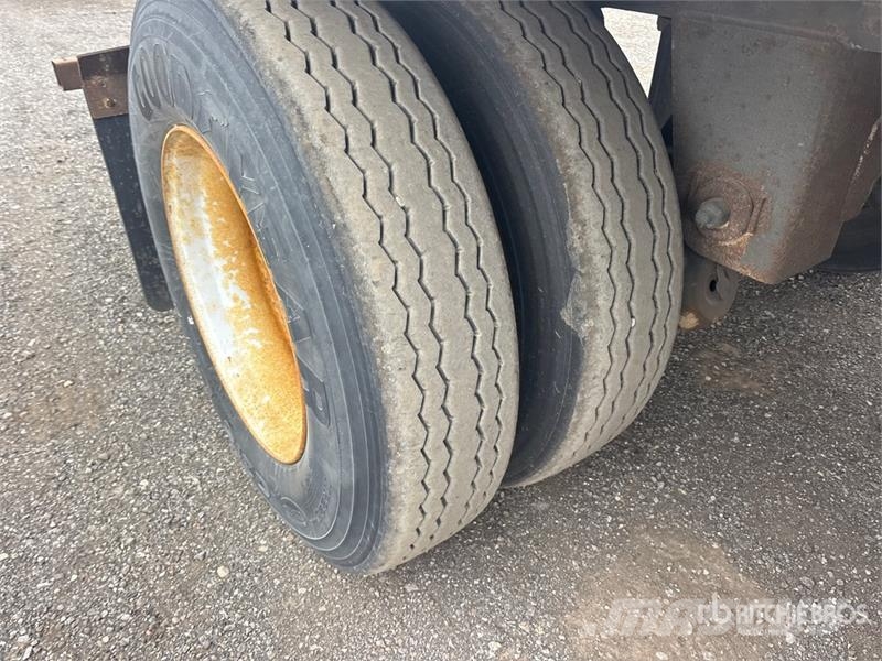 Manac 53 ft x 102 in Tri/A Van Trailer Skappåbygg