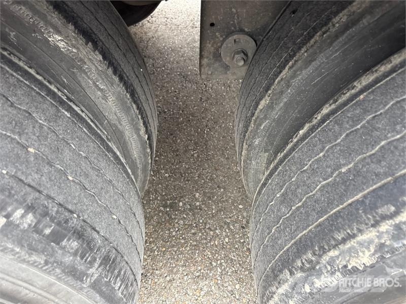 Manac 92253A811 53 ft x 102 in T/A Van Trailer Причепи-фургони