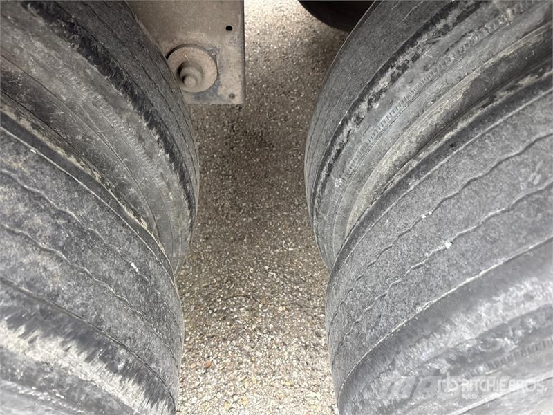 Manac 92253A811 53 ft x 102 in T/A Van Trailer Причепи-фургони