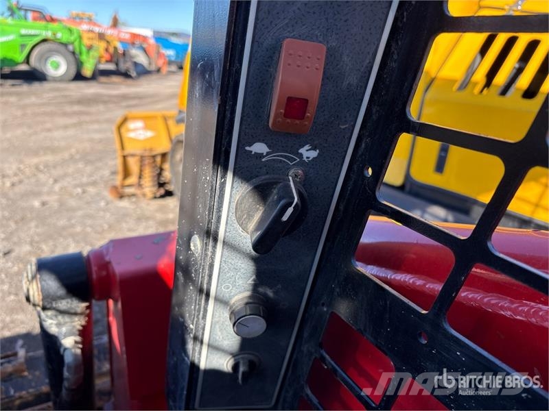 Manitou 1050R-T4 Compact Track Loader لوادر انزلاقية التوجيه