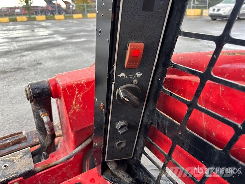 Manitou 1050R-T4 Mini Compact Track Loader Kompaktrakodók