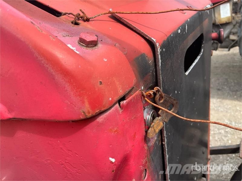 Massey Ferguson 165 2WD Utility Tractor (Inoperable) Micro tracteur