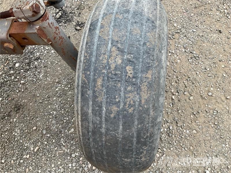 Massey Ferguson 255 2WD Tractor (Inoperable) Traktorer