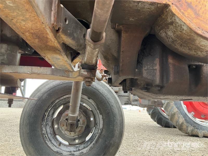 Massey Ferguson 255 2WD Tractor (Inoperable) Traktorer