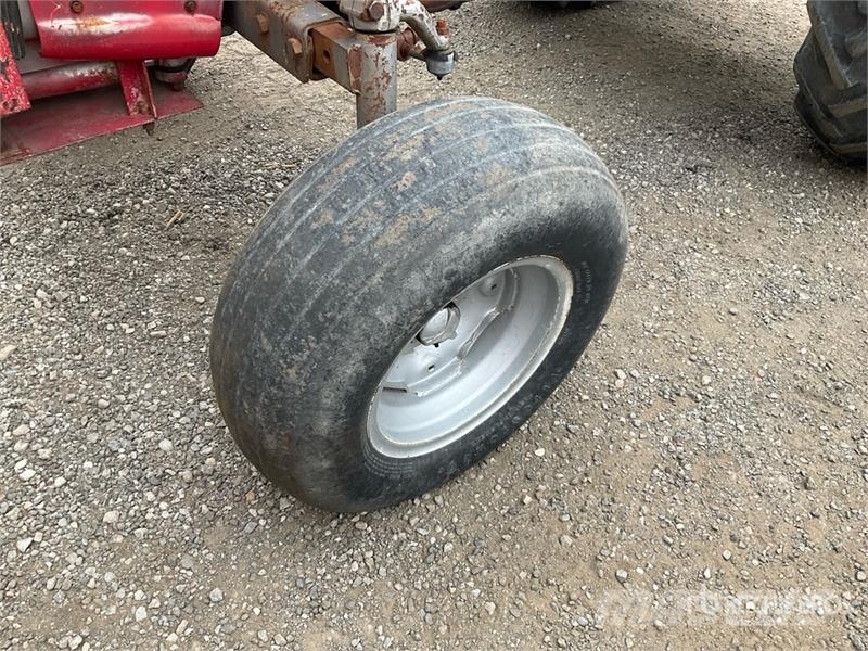 Massey Ferguson 255 2WD Tractor (Inoperable) Traktorer