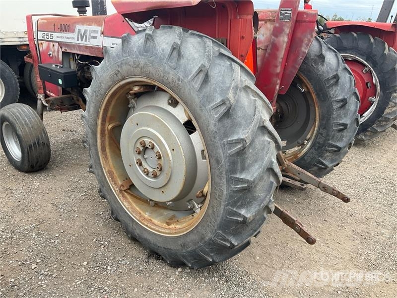 Massey Ferguson 255 2WD Tractor (Inoperable) Traktorer
