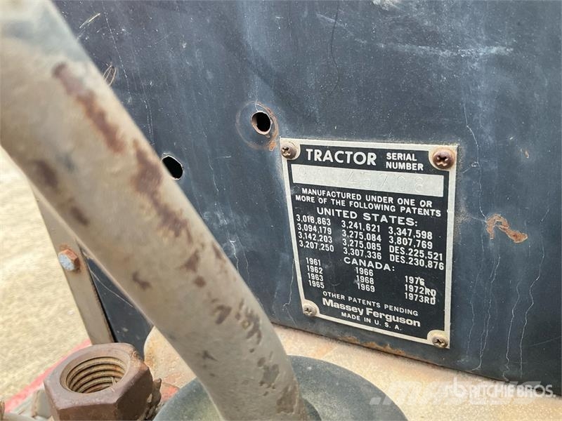 Massey Ferguson 255 2WD Tractor (Inoperable) Traktorer