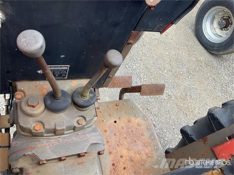 Massey Ferguson 255 2WD Utility Tractor (Inoperable) Manji traktori