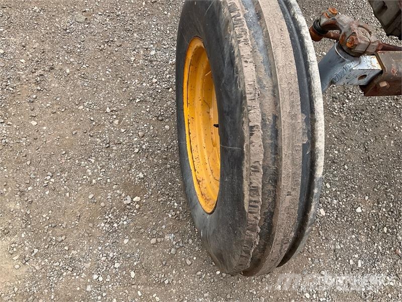 Massey Ferguson 255 2WD Utility Tractor (Inoperable) Manji traktori