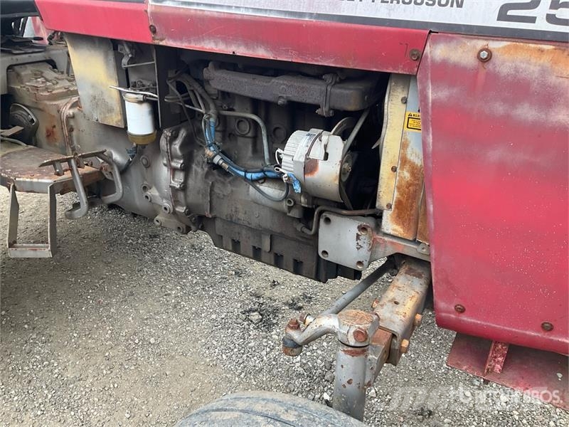 Massey Ferguson 255 2WD Tractor (Inoperable) Traktorer