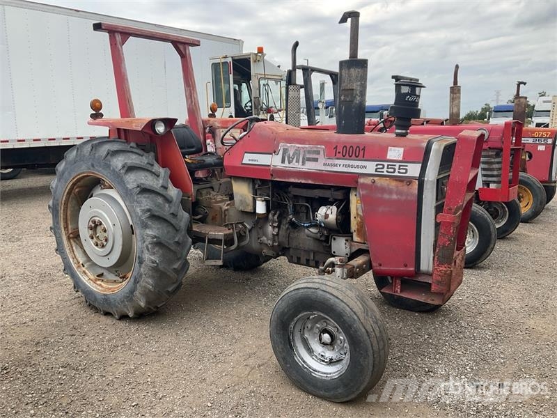 Massey Ferguson 255 2WD Tractor (Inoperable) Traktorer