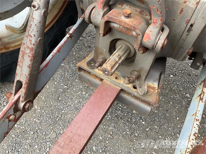 Massey Ferguson 255 2WD Utility Tractor (Inoperable) Manji traktori