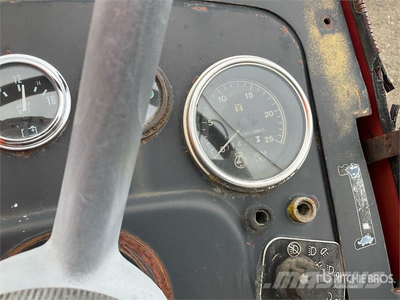 Massey Ferguson 255 2WD Tractor (Inoperable) Traktorer