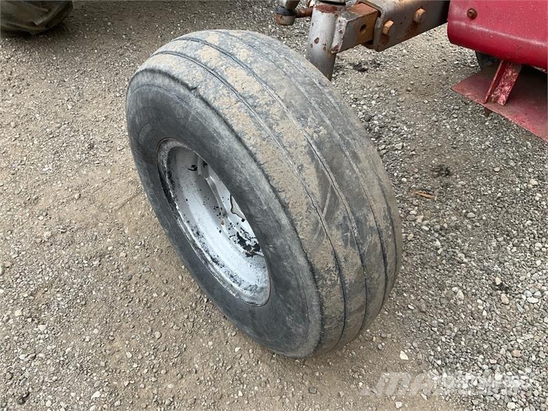 Massey Ferguson 255 2WD Tractor (Inoperable) Traktorer