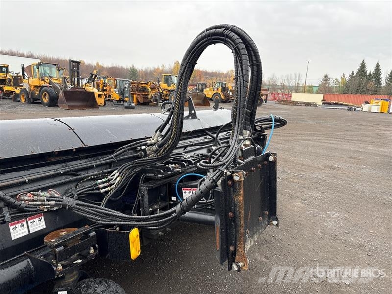 MB Crusher 218 in Hydraulic Broom Attachment فرش
