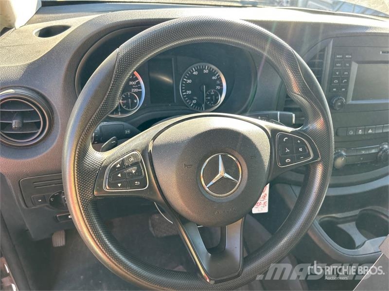 Mercedes-Benz Metris Cargo Van 廂式貨物運輸車