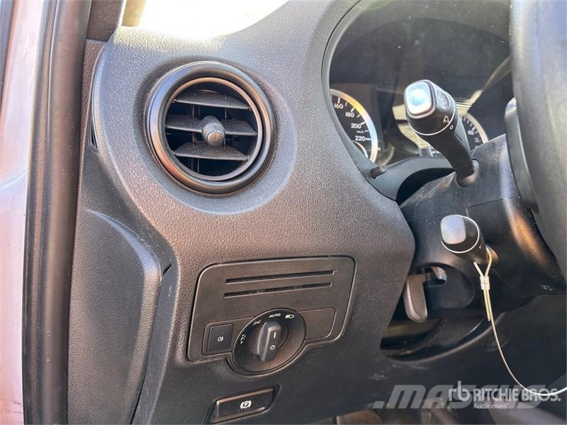 Mercedes-Benz Metris Cargo Van 廂式貨物運輸車