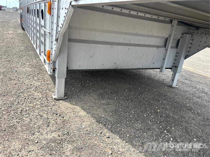 Merritt 53 ft Tri/A Livestock Trailer مقطورات نقل الحيوانات