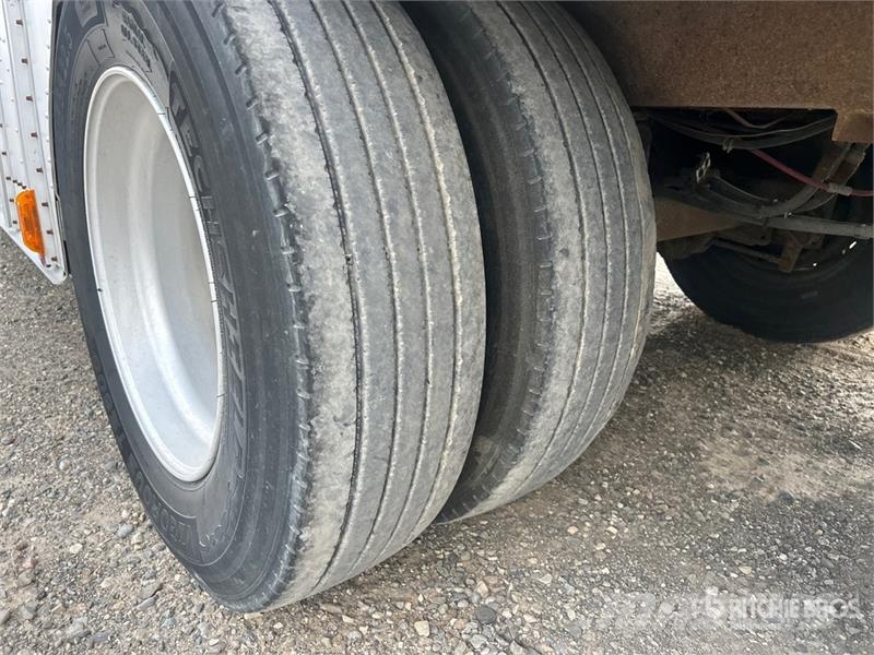 Merritt 53 ft Tri/A Livestock Trailer مقطورات نقل الحيوانات