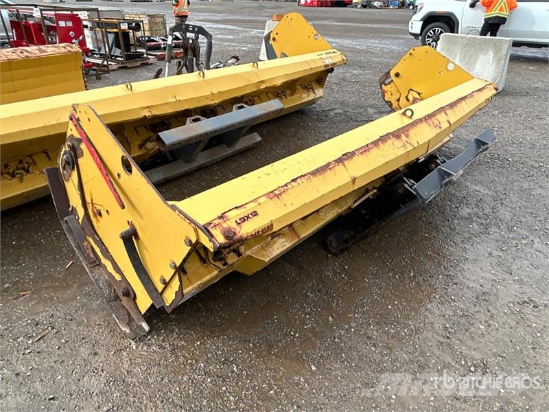  Metal Pless 12 ft Snow Pusher حراثات ونصول الجليد