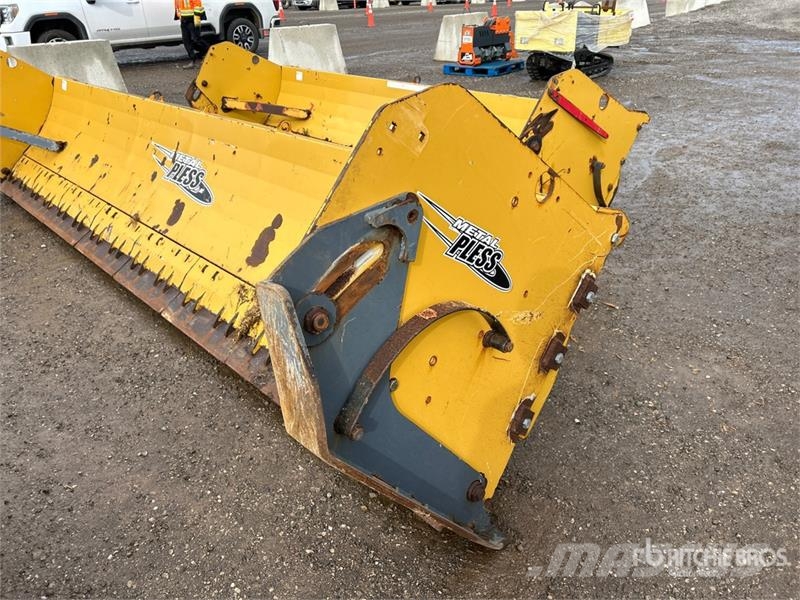  Metal Pless 16 ft Snow Pusher حراثات ونصول الجليد