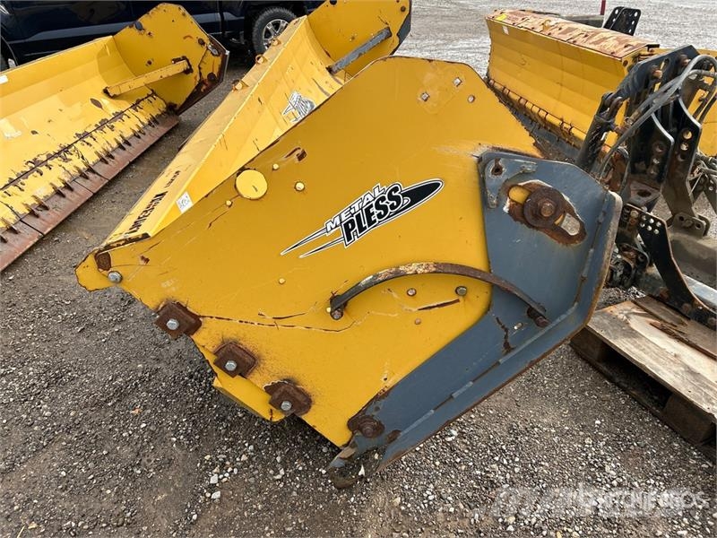  Metal Pless 16 ft Snow Pusher حراثات ونصول الجليد