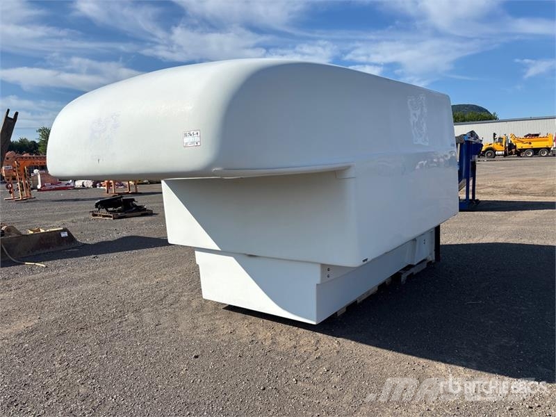 Miranda V-365 8 Ft Fiberglass Truck Cap Cabines
