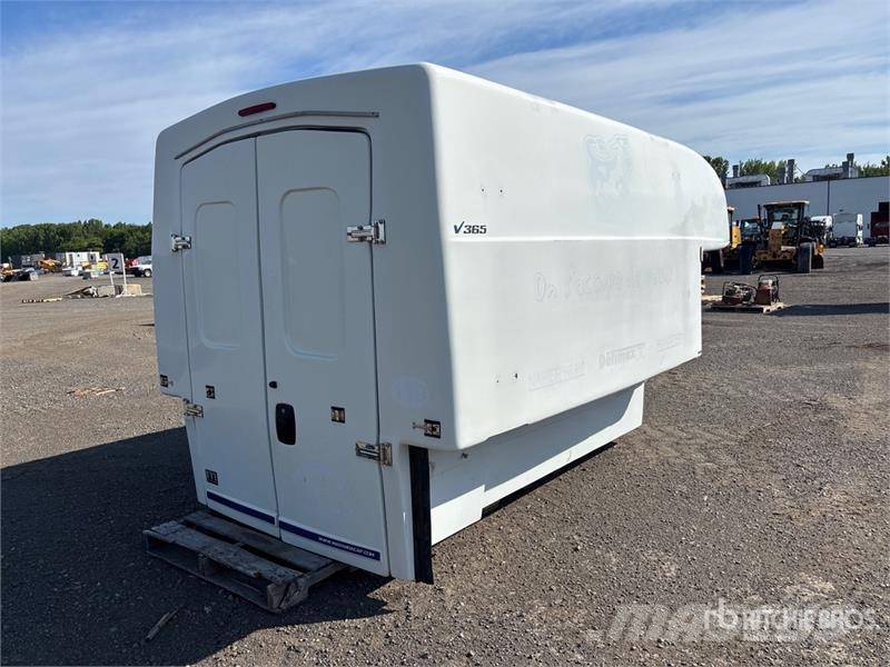 Miranda V-365 8 Ft Fiberglass Truck Cap Cabines