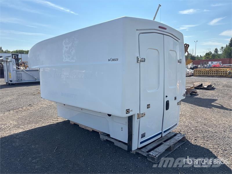 Miranda V-365 8 Ft Fiberglass Truck Cap Cabines