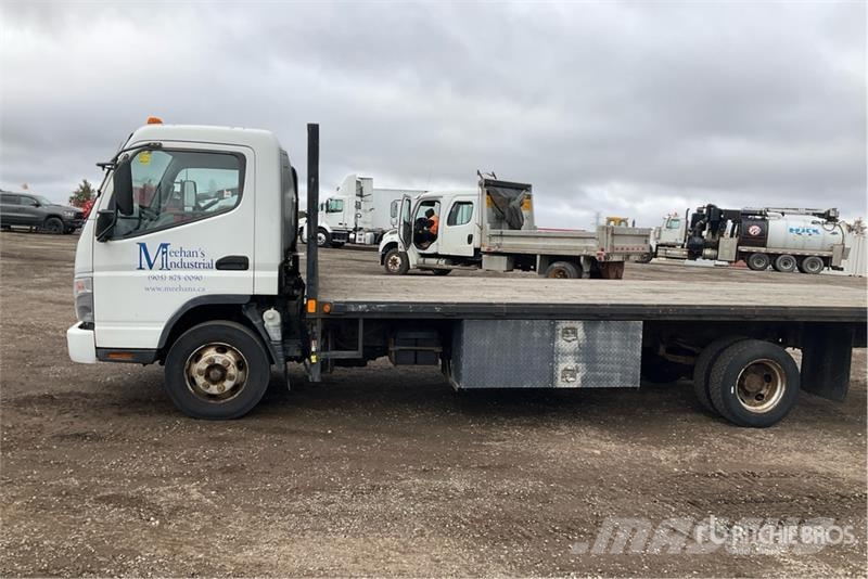 Mitsubishi Fuso 4x2 Flatbed Truck Lastbil med lad/Flatbed