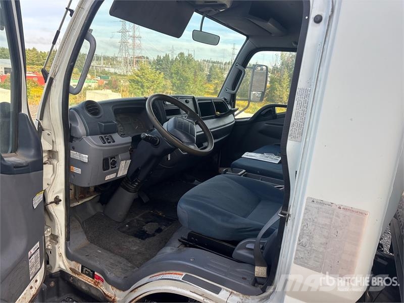 Mitsubishi Fuso 4x2 Van Truck 厢式货车
