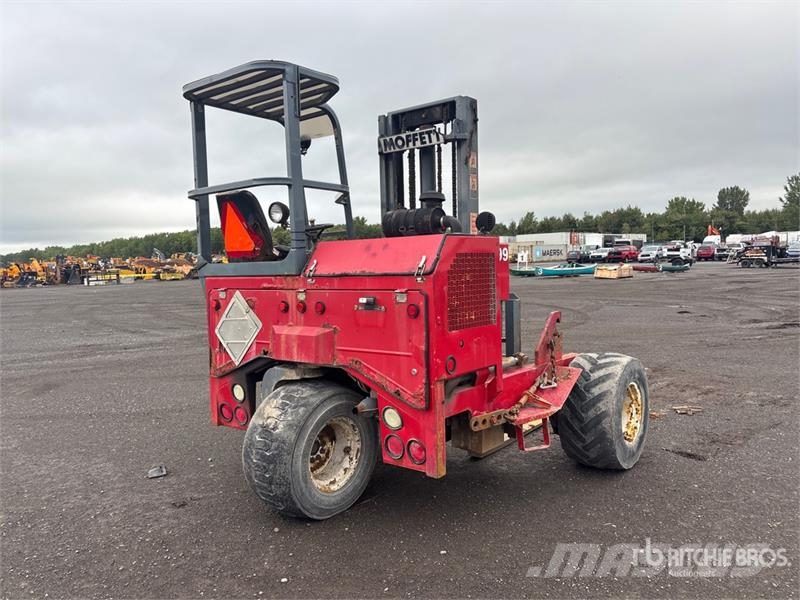 Moffett M5000 رافعات شوكية مثبتة على شاحنات