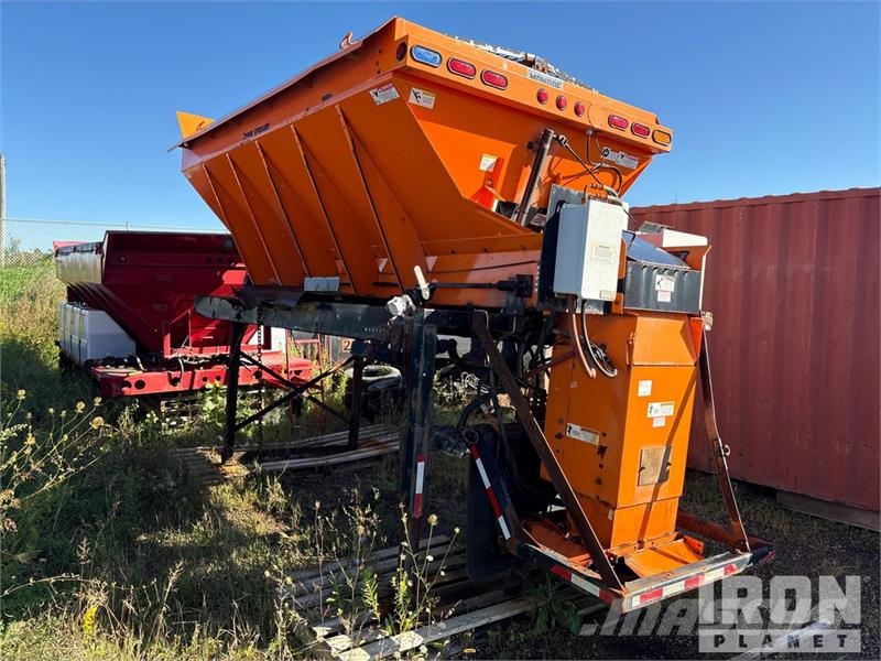 Monroe Slide in Salter Spreader with Pre Wet Syste Hiekan- ja suolanlevittimet