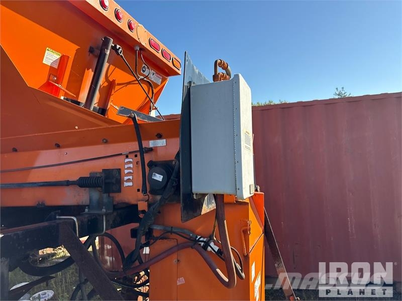 Monroe Slide in Salter Spreader with Pre Wet Syste Hiekan- ja suolanlevittimet