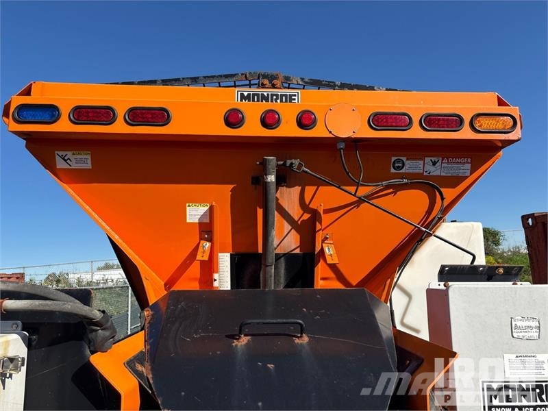 Monroe Slide in Salter Spreader with Pre Wet Syste Hiekan- ja suolanlevittimet