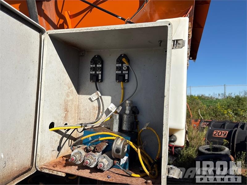 Monroe Slide in Salter Spreader with Pre Wet Syste Hiekan- ja suolanlevittimet