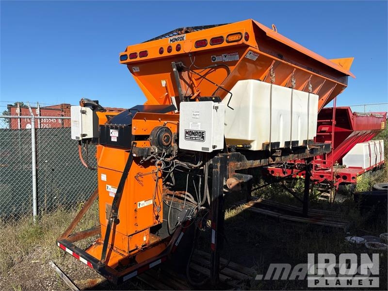 Monroe Slide in Salter Spreader with Pre Wet Syste Hiekan- ja suolanlevittimet