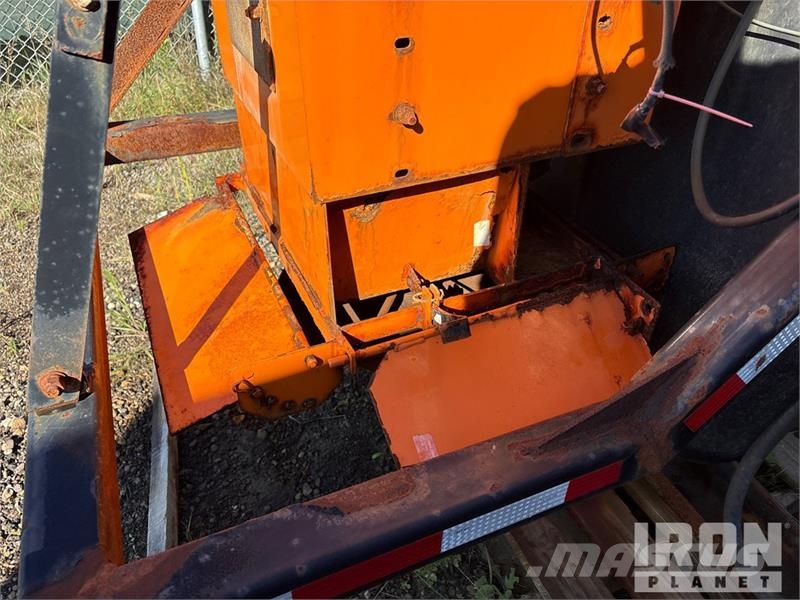 Monroe Slide in Salter Spreader with Pre Wet Syste Hiekan- ja suolanlevittimet