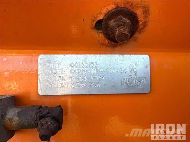 Monroe Slide in Salter Spreader with Pre Wet Syste Hiekan- ja suolanlevittimet