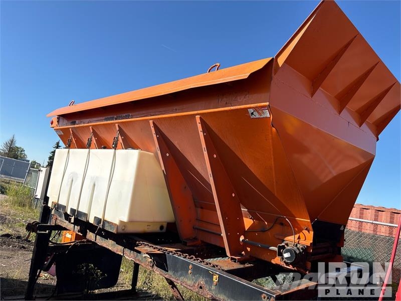 Monroe Slide in Salter Spreader with Pre Wet Syste Hiekan- ja suolanlevittimet