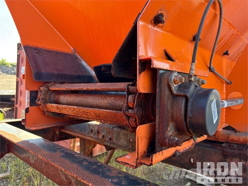 Monroe Slide in Salter Spreader with Pre Wet Syste Hiekan- ja suolanlevittimet